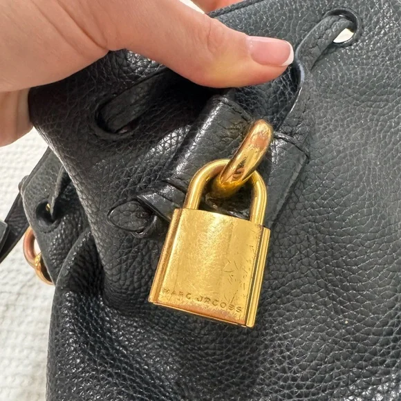 Marc Jacobs Lock That Bucket Bag - Picture 6 of 7